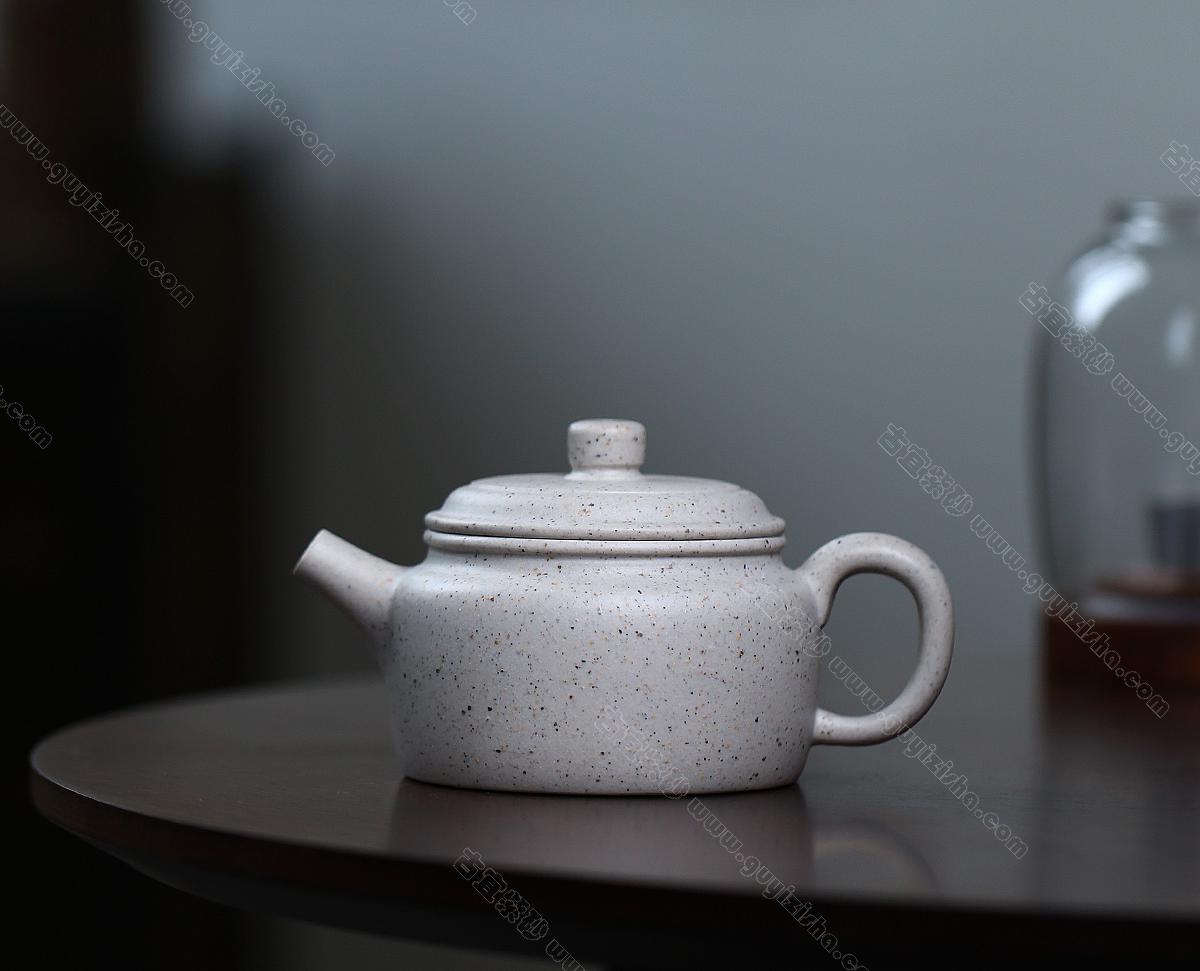 碧螺壺中香撲面，綠茶盞內味如春。<br>